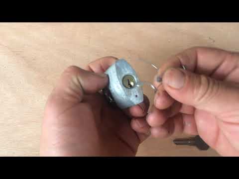 Cómo abrir un candado con un clip