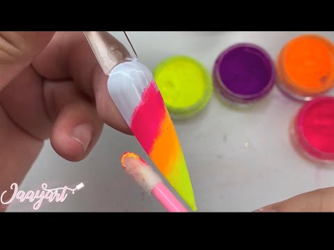 Cómo activar el esmalte para uñas fosforescente