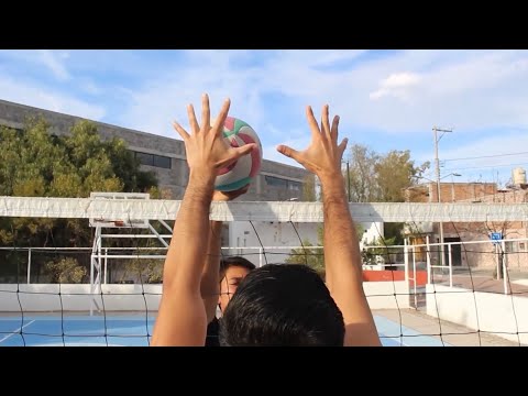 Cómo bloquear en un juego de voleibol