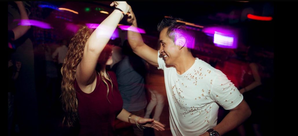 Aprende a atraer a chicas con tu baile en la discoteca